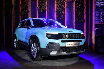 Jeep AVENGER с урбанистичен дебют в София, накичено с жълти патета