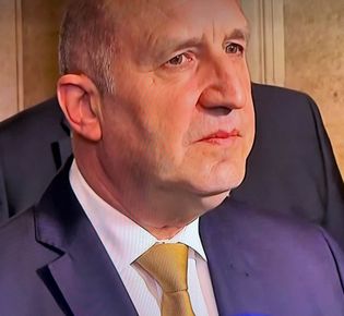 РАДЕВ ПО-ДОБРЕ ДА СИ БЕШЕ МЪЛЧАЛ. МНОГО ПАРИ СА ВЛОЖЕНИ В ТАЗИ ЗЛАТНА ВРАТОВРЪЗКА. КАТО ОЛИГАРХИЧЕН СИМВОЛ. АПРОПО, ПРЯКОРЪТ НА КОПРИНКОВ Е „ЗЛАТНИЯ“